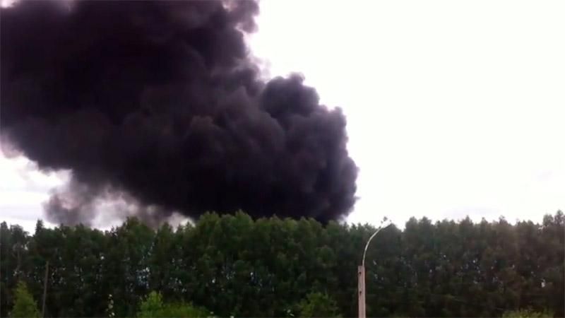 Горить "газпромівська" нафтобаза: над російським містом нависла чорна хмара (18+) Горить "газпромівська" нафтобаза: над російським містом нависла чорна хмара (18+)