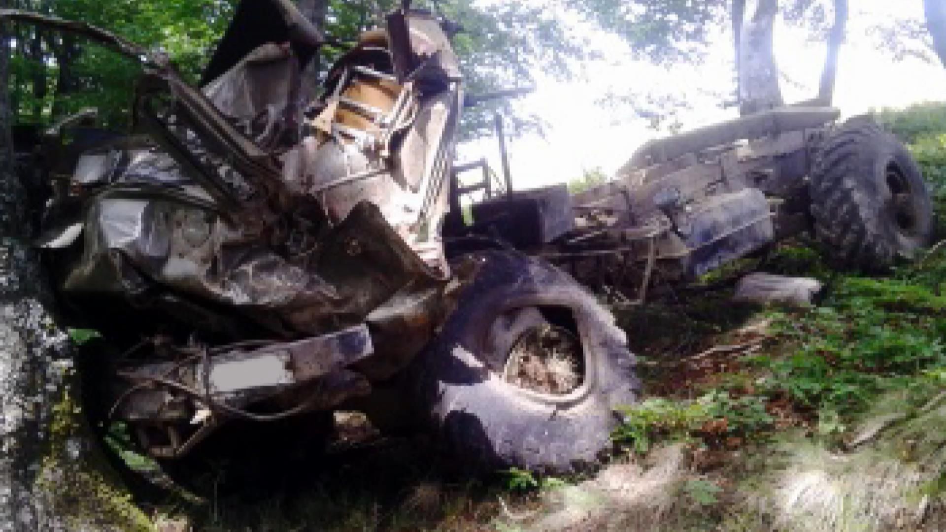 У Карпатах вантажівка з 30-ма людьми зірвалася у прірву У Карпатах вантажівка з 30-ма людьми зірвалася у прірву