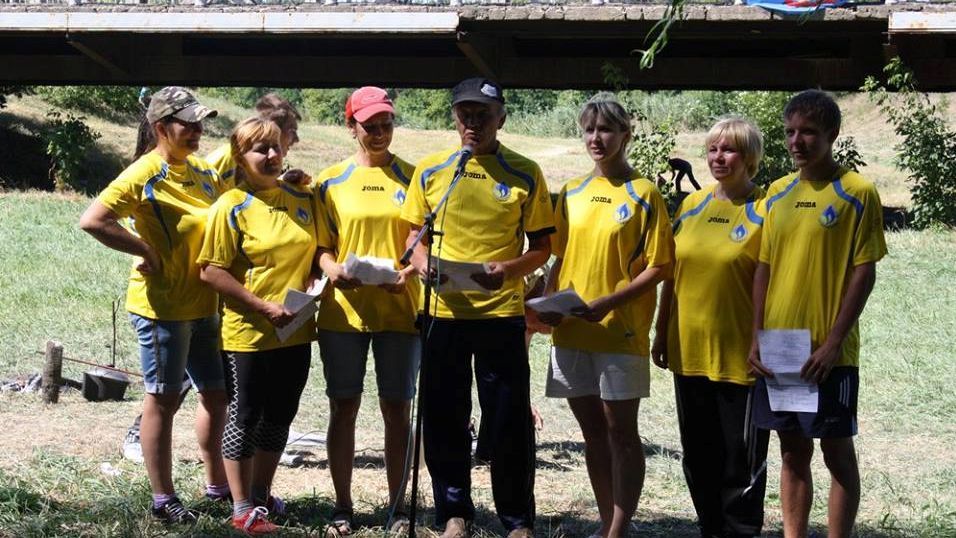 Спортсмены не побоялись одеться в желто-синее на соревнованиях в "ЛНР" Спортсмены не побоялись одеться в желто-синее на соревнованиях в "ЛНР"