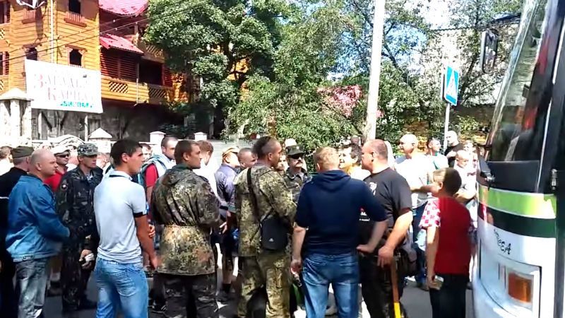 Протести на Прикарпатті: люди не пускають машини у Буковель