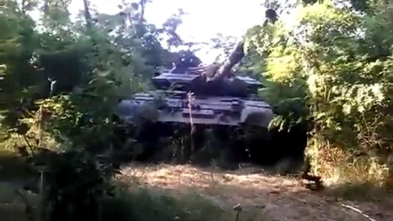 Террористы прячут танк в конопле