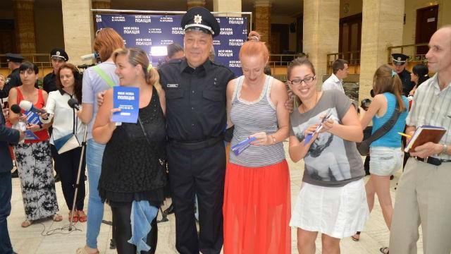 Москаль і собі приміряв форму поліцейського Москаль і собі приміряв форму поліцейського