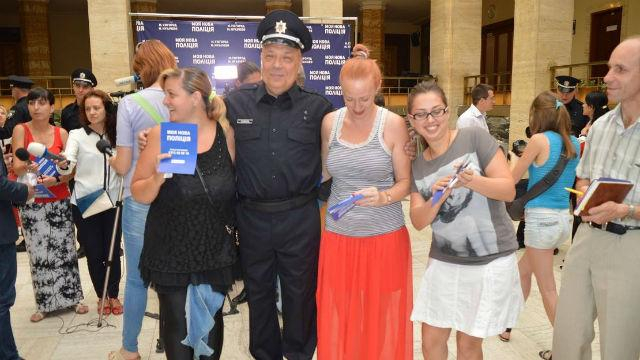 Москаль и себе примерил форму полицейского