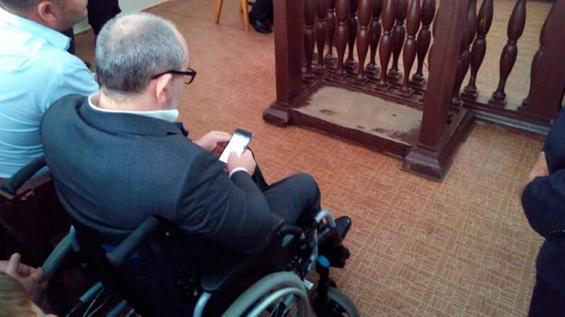 Суд над Кернесом перенесли, бо йому "душно і принизливо" Суд над Кернесом перенесли, бо йому "душно і принизливо"