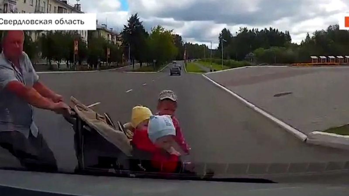 Авто збило батька з трьома дітьми: малюків розкидало на кілька метрів (18+)