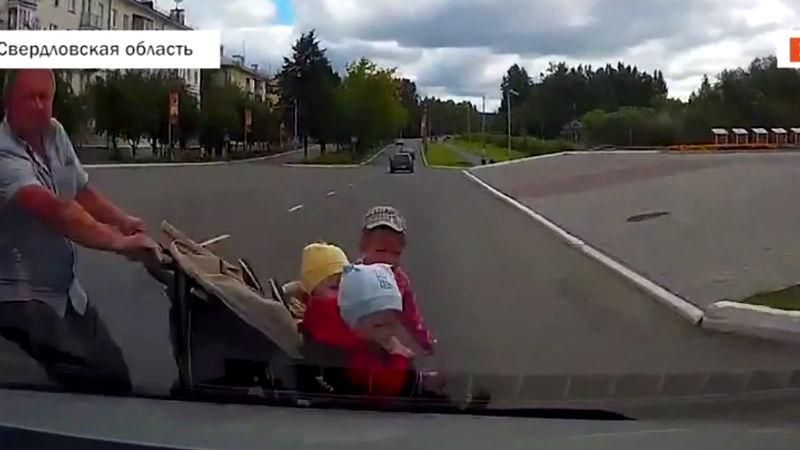 Автомобиль сбил отца с тремя детьми: малышей разбросало на несколько метров (18+) Автомобиль сбил отца с тремя детьми: малышей разбросало на несколько метров (18+)