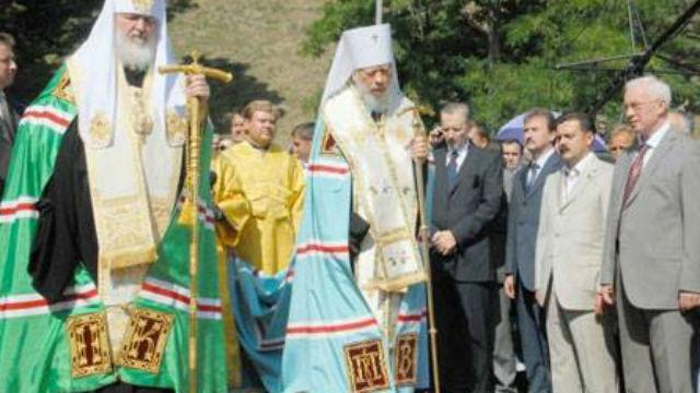 Азаров показал фото из Киева