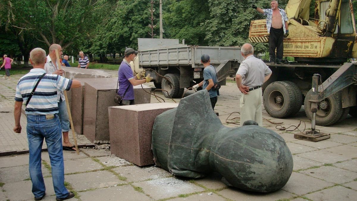 "Айдар" скинув ще одного Леніна — не обійшлось без сутичок