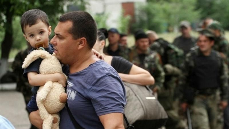 Без надії на повернення: біженці змушені носити  прах рідних у сумках