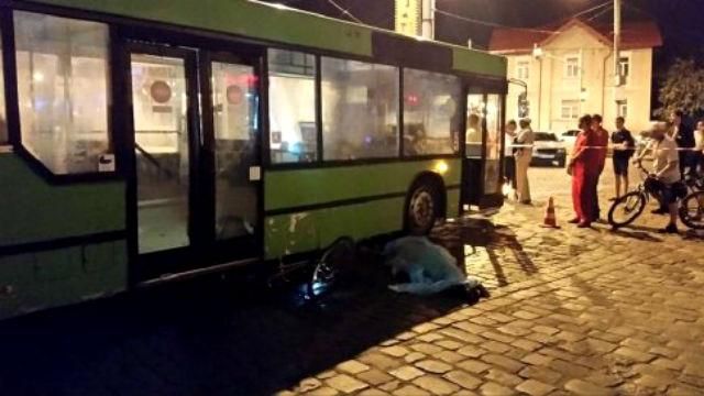 Маршрутка переїхала велосипедиста: тіло хлопця ледве витягли з-під автобуса Маршрутка переїхала велосипедиста: тіло хлопця ледве витягли з-під автобуса