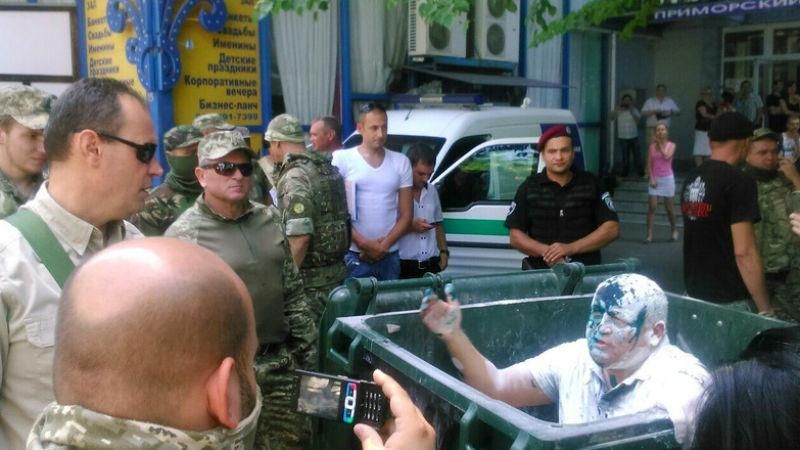 Самосуд триває. Чиновника кинули у смітник і облили зеленкою Самосуд триває. Чиновника кинули у смітник і облили зеленкою