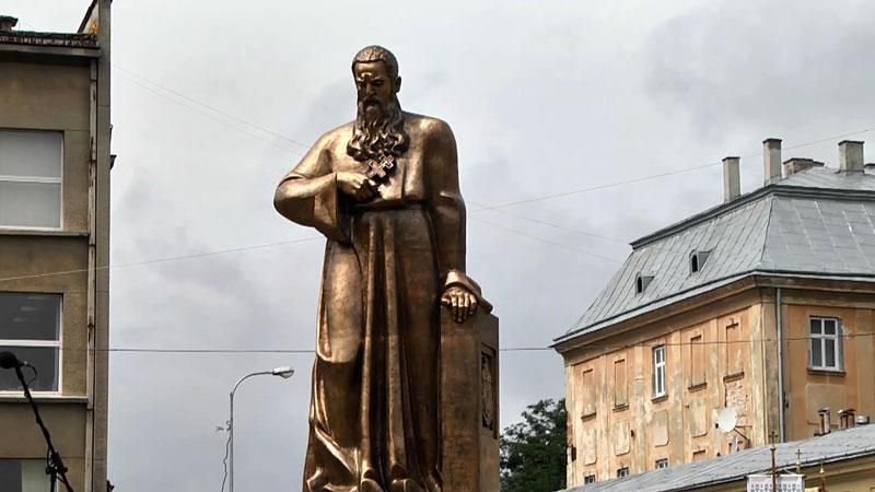 Скандальний пам’ятник зібрав у Львові аншлаг зі всього світу