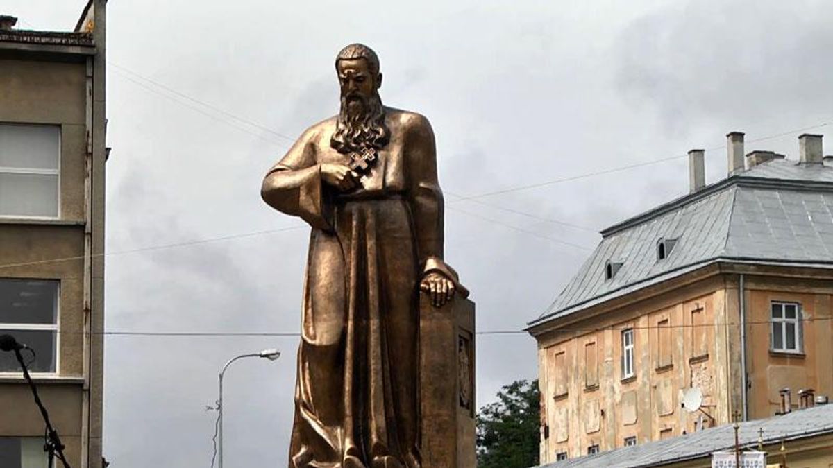 Скандальный памятник собрал во Львове аншлаг со всего мира