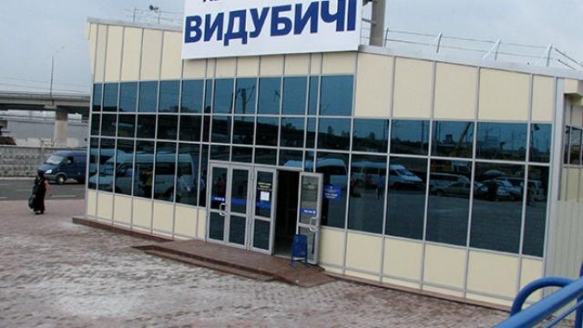 Біля метро 28-річна киянка пустила собі кулю в скроню Біля метро 28-річна киянка пустила собі кулю в скроню