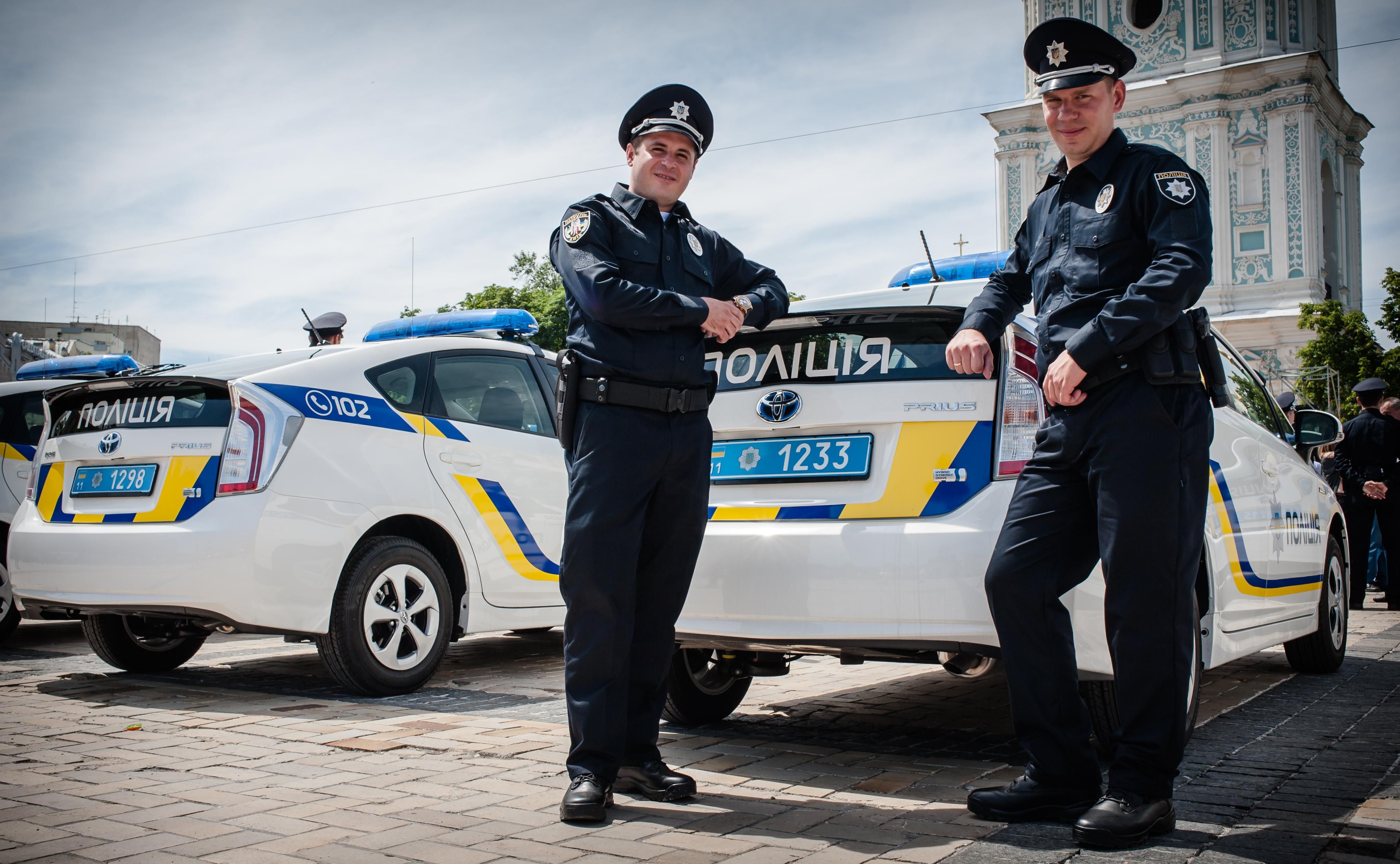 Патрульные задержали пьяного коллегу, который устроил драку в кафе Патрульные задержали пьяного коллегу, который устроил драку в кафе