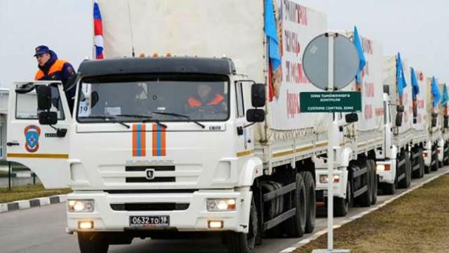 Украинские пограничники наконец заглянули в грузовики с гумконвоем