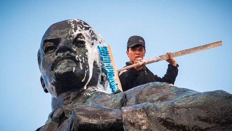 Селфи с Лениным — новая мода в России Селфи с Лениным — новая мода в России