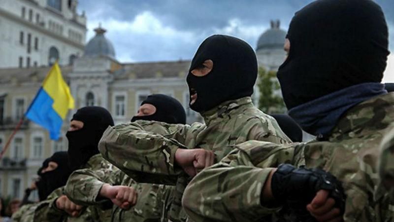 Полк "Азов" заблокував будівлю фіскальної служби Полк "Азов" заблокував будівлю фіскальної служби