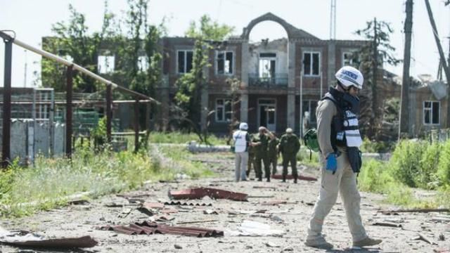 Спостерігачі ОБСЄ злякались озброєних терористів біля Маріуполя