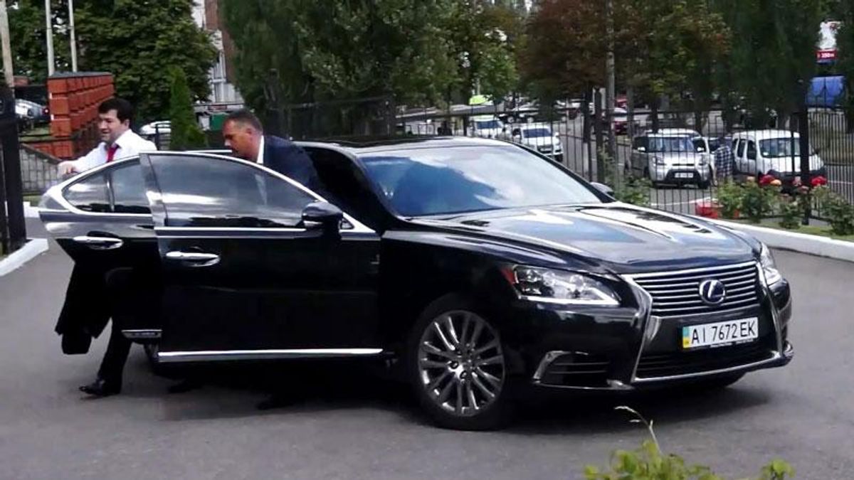 Звідки взялись "Лексуси" у працівників Державної фіскальної служби