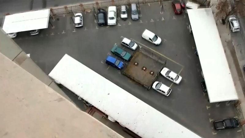 Чоловік вижив після карколомного падіння з 17-го поверху Чоловік вижив після карколомного падіння з 17-го поверху