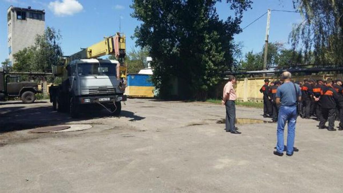 Скандал з "Укртранснафтою" в Кременчуці: невідомі в спецодязі штурмують станцію Скандал з "Укртранснафтою" в Кременчуці: невідомі в спецодязі штурмують станцію
