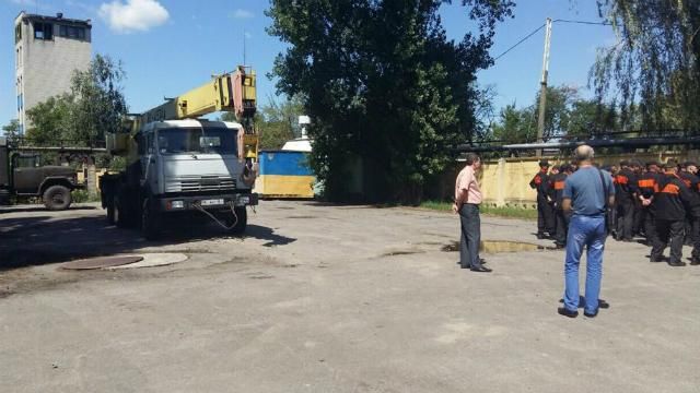 Скандал с "Укртранснафтой" в Кременчуге: неизвестные в спецодежде штурмуют станцию