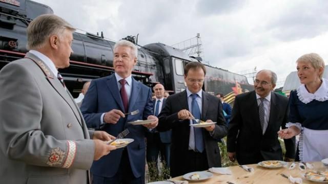 Мер Москви разом з міністром культури не погидували яєчнею з лопати
