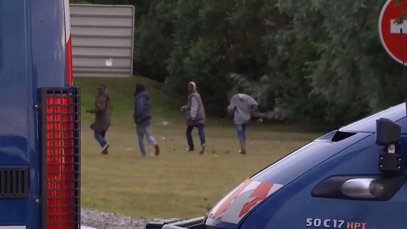 Протесты нелегалов на Ла-Манше набирают обороты Протесты нелегалов на Ла-Манше набирают обороты