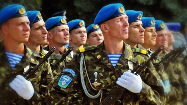 Порошенко привітав десантників і показав вищий пілотаж Порошенко привітав десантників і показав вищий пілотаж