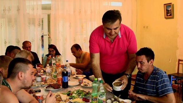 Саакашвили навестил раненых воинов — угощал их грузинским обедом