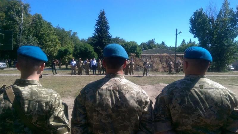 Порошенко рассказал, сколько десантников погибло в зоне АТО Порошенко рассказал, сколько десантников погибло в зоне АТО