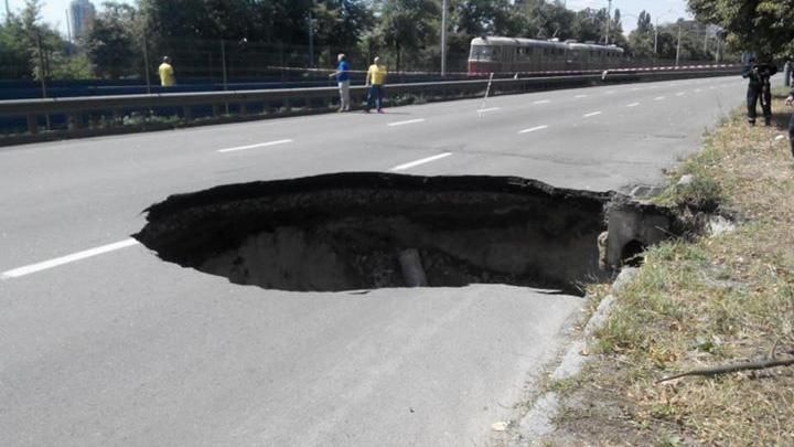 В Киеве из-за провала образовалась огромная яма на дороге