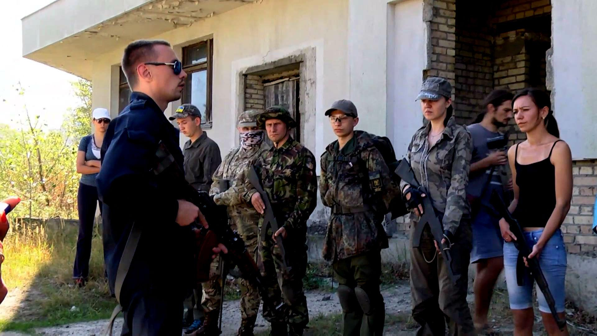 Украинские женщины готовятся идти на войну