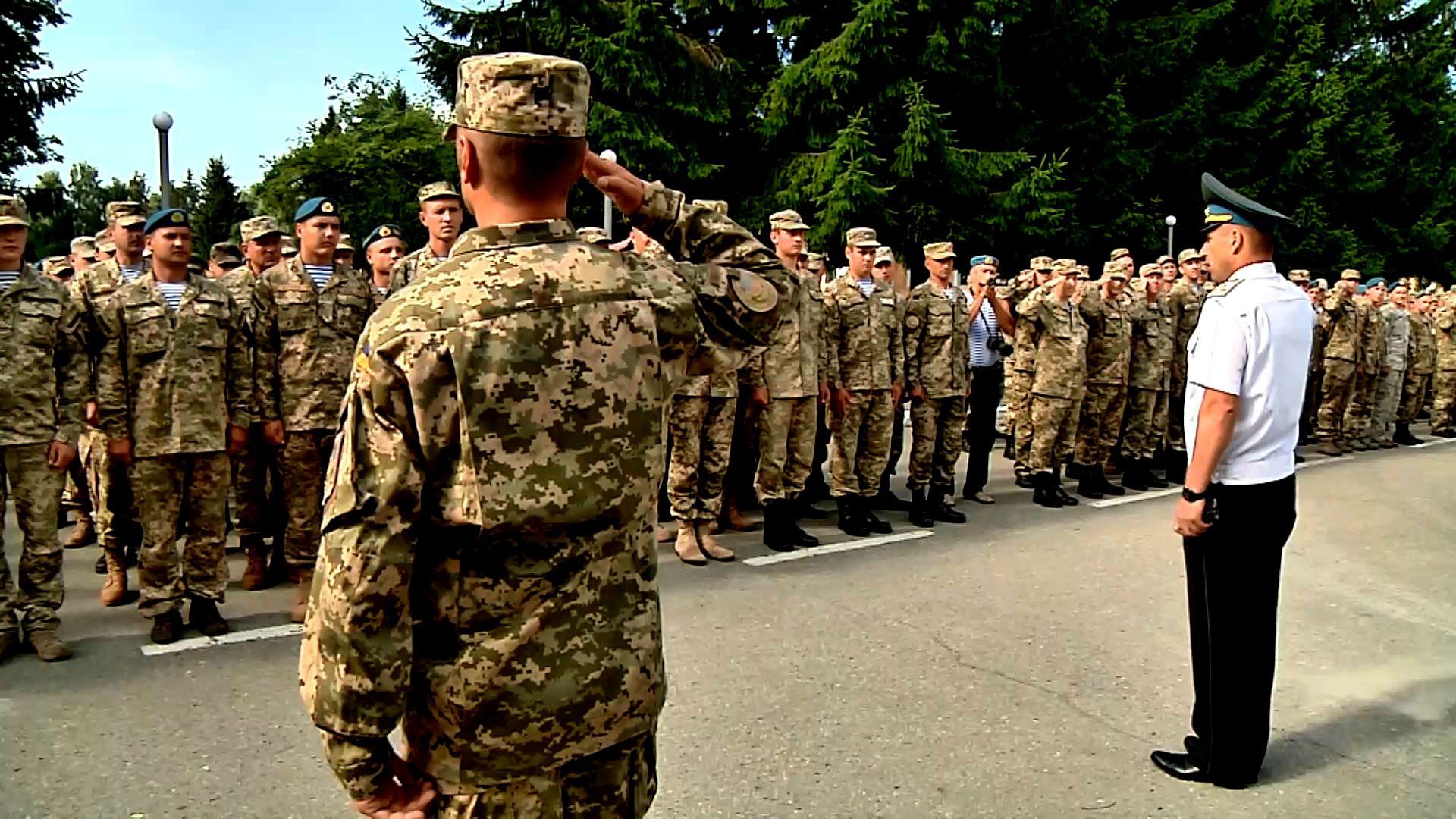 Украинцы во всех городах страны приветствуют защитников-десантников