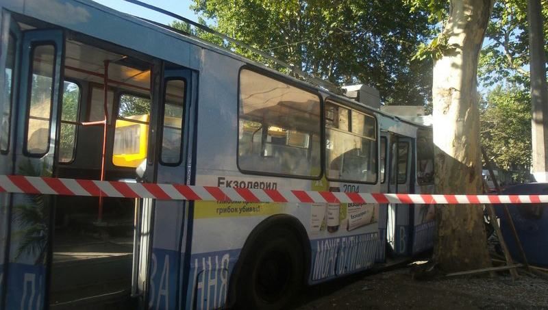 Неконтрольований тролейбус з пасажирами врізався у дерево в Одесі
