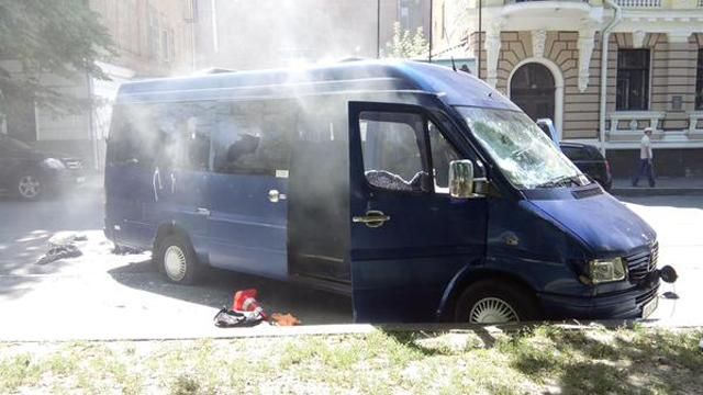 Стычки в Харькове: сожженный микроавтобус, одного активиста ранено