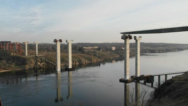 Ужасная романтическая прогулка: девушка упала с недостроенного моста Ужасная романтическая прогулка: девушка упала с недостроенного моста