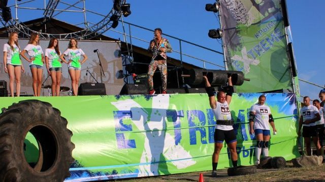 Ведучим на фестивалі в анексованому Криму працював співак із Києва Ведучим на фестивалі в анексованому Криму працював співак із Києва