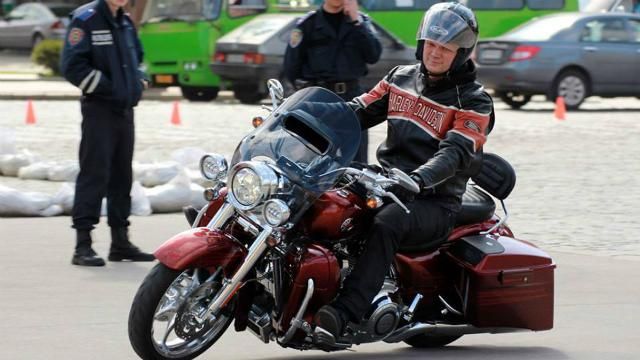 Правоохоронці перевіряють, звідки у Швайки дорогий мотоцикл