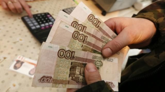 Нефть дешевеет и обрушивает рубль (инфографика) Нефть дешевеет и обрушивает рубль (инфографика)