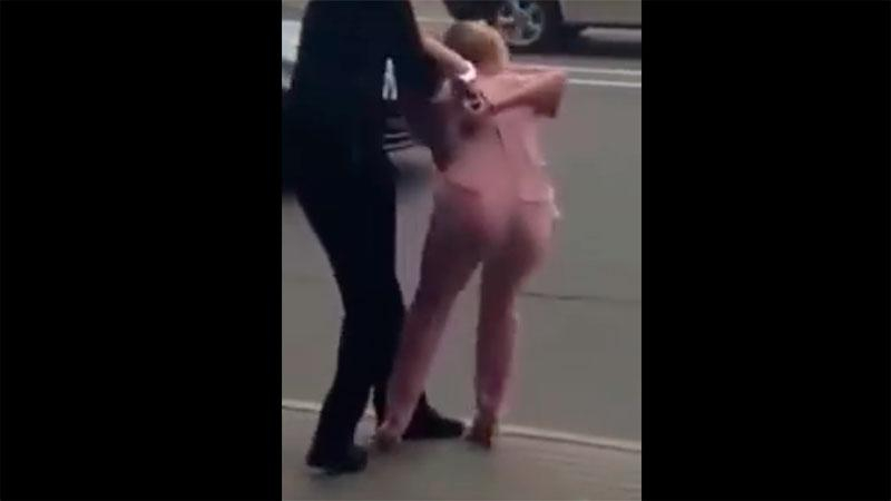 Наша страна в ж*пе и полиция ей не поможет, — блондика объяснила свое поведение