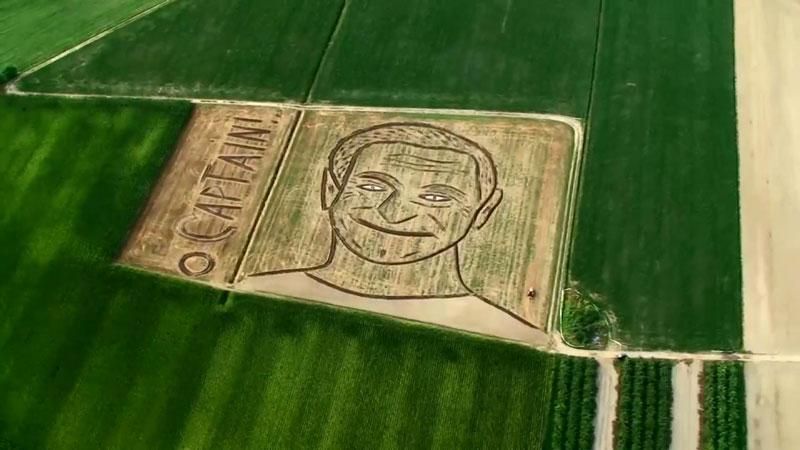 Фермер виорав і викосив величезний портрет кумира