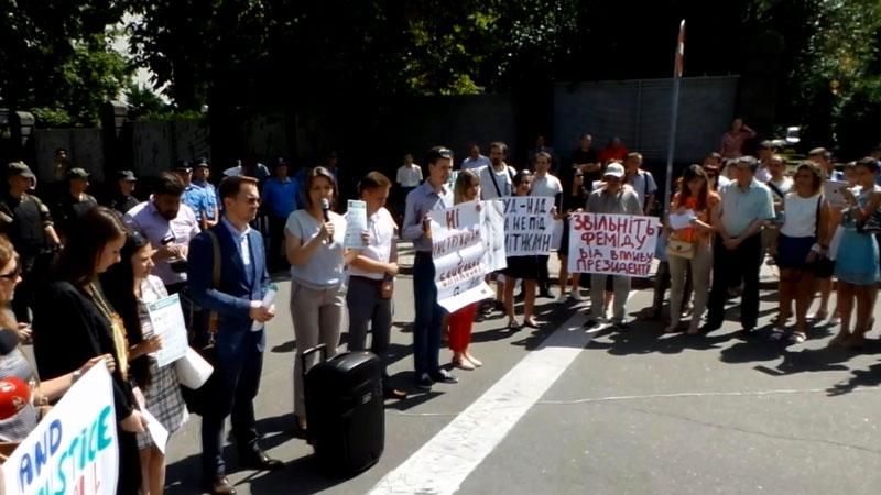 Активисты к Порошенко пришли с молотками и шоколадом Активисты к Порошенко пришли с молотками и шоколадом