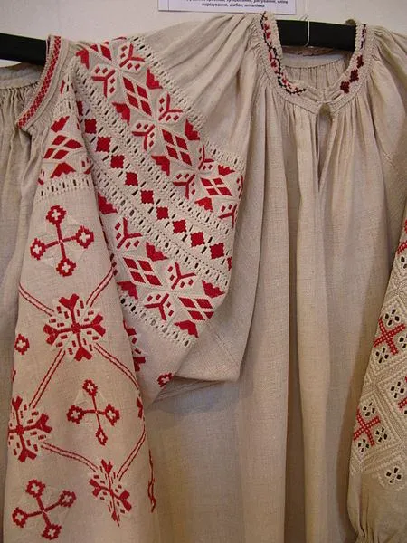 Волинським вишиванкам притаманні геометричні мотиви Волинським вишиванкам притаманні геометричні мотиви