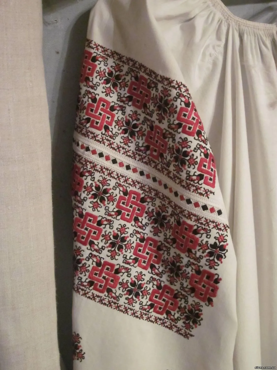 Вишиванка з Чернігівщини: багато дрібних елементів Вишиванка з Чернігівщини: багато дрібних елементів