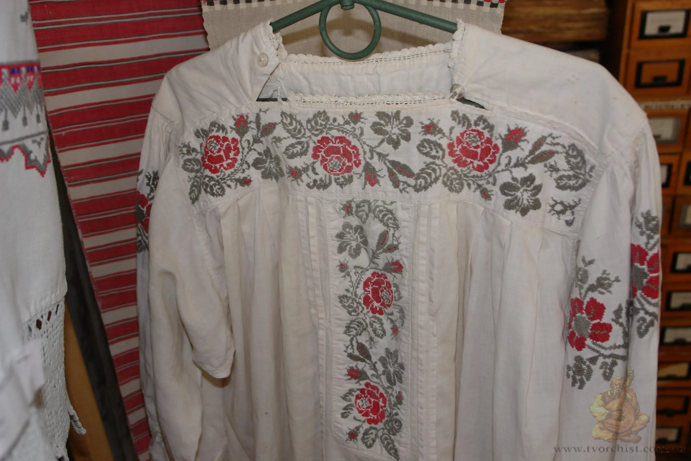 Вишиванки Житомирщини: дрібний хрестик і ритмічний повтор візерунка Вишиванки Житомирщини: дрібний хрестик і ритмічний повтор візерунка