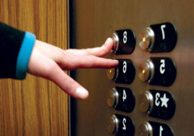 Киллер-неудачник застрял с недобитой жертвой в одном лифте