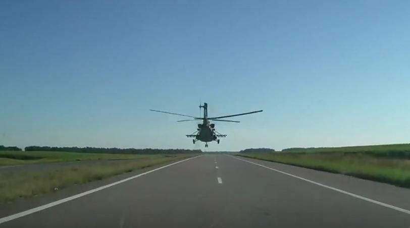 Вертоліт ЗСУ "покатався" на трасі біля Дніпропетровська Вертоліт ЗСУ "покатався" на трасі біля Дніпропетровська