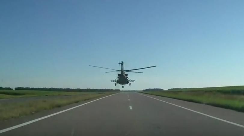 Вертоліт ЗСУ "покатався" на трасі біля Дніпропетровська